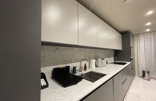 Chigwell Apartamento | 2BR Urban Vista Retreat