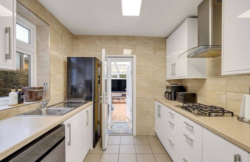 William Morris Apartamento | 2BR Victorian Home - Perfect for Cozy Getaways