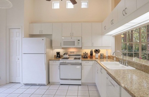 Braden River Casa | 2BR villa centrally located in University Park - Forest View