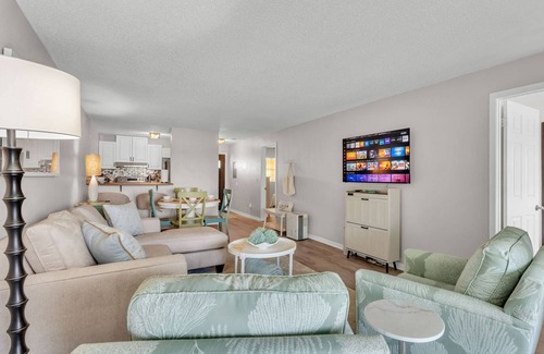 Winter Haven Condominio | 2BR Waterfront Condo w/ Pool access, Dock, Patio Views & 3 Miles from LEGOLAND