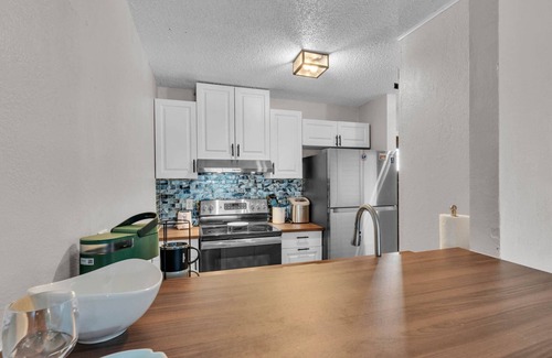 Winter Haven Condominio | 2BR Waterfront Condo w/ Pool access, Dock, Patio Views & 3 Miles from LEGOLAND