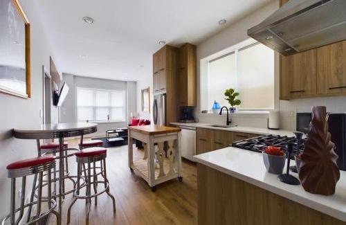 West Town Apartamento | 2BR with Onsite Parking and Laundry Just 4 Min to Downtown