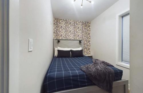 West Town Apartamento | 2BR with Onsite Parking and Laundry Just 4 Min to Downtown