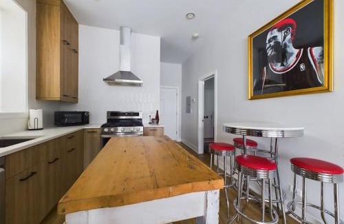 West Town Apartamento | 2BR with Onsite Parking and Laundry Just 4 Min to Downtown