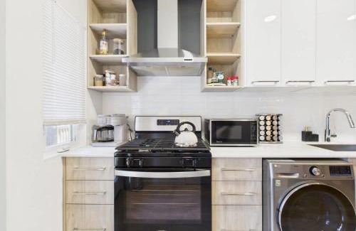Ukrainian Village Apartamento | 2BR with Soaking Tub Just 10 Min to Downtown