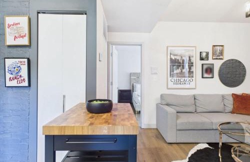 Ukrainian Village Apartamento | 2BR with Soaking Tub Just 10 Min to Downtown
