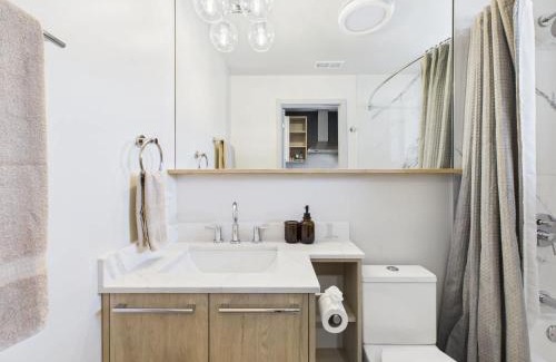 Ukrainian Village Apartamento | 2BR with Soaking Tub Just 10 Min to Downtown