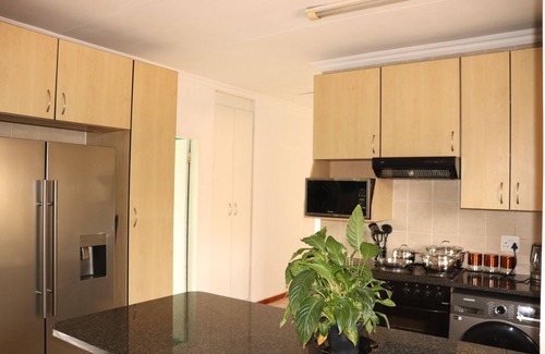 Bedfordview Apartamento | 2km from Bedford center and 3 km from East Gate mall, and 12km from Maboneng.