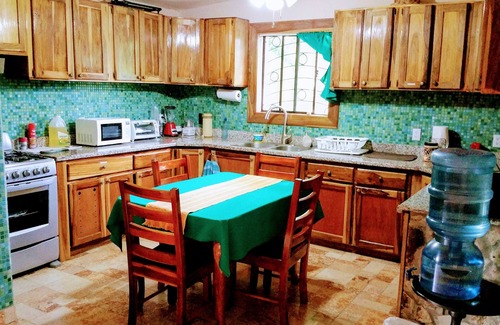 San Juan del Sur Casa | 2 km de la ciudad totalmente equipada 2B / 2B con jacuzzi al aire libre y piscina compartida