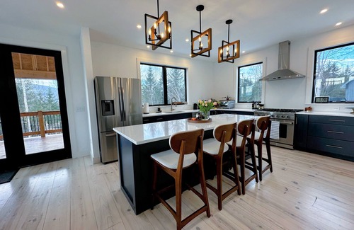 Franconia Casa | 2M New rustic contemporary home with stunning views, great amenities and perfect private location.