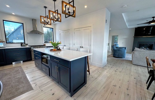Franconia Casa | 2M New rustic contemporary home with stunning views, great amenities and perfect private location.