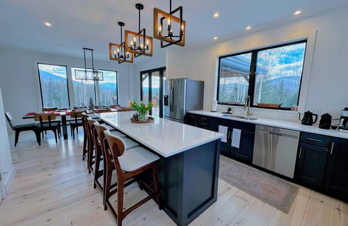 Franconia Casa | 2M New rustic contemporary home with stunning views, great amenities and perfect private location.