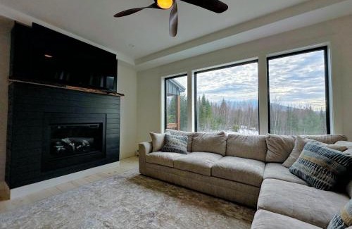 Franconia Casa | 2M New rustic contemporary home with stunning views, great amenities and perfect private location.