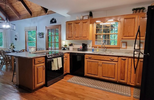 Helen Cabina | 2miles to HELEN, Spa, GAME RM, Firepit, CRNHOLE, horseshoes