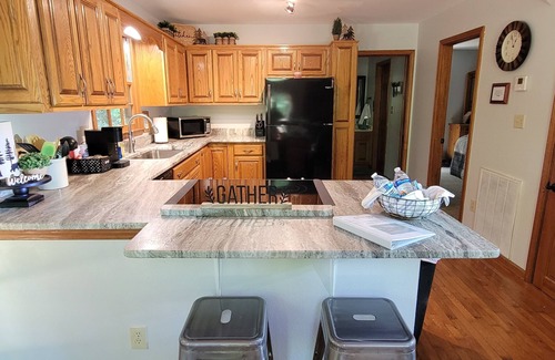 Helen Cabina | 2miles to HELEN, Spa, GAME RM, Firepit, CRNHOLE, horseshoes