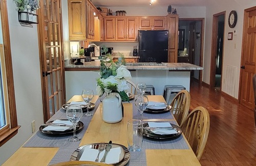 Helen Cabina | 2miles to HELEN, Spa, GAME RM, Firepit, CRNHOLE, horseshoes