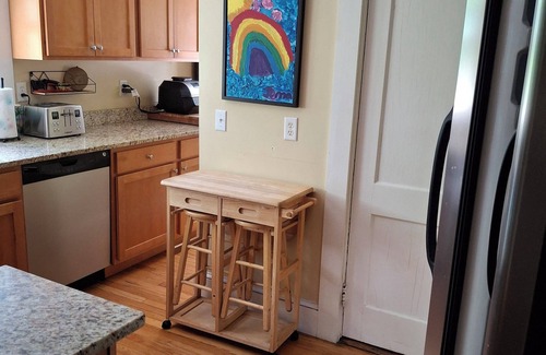 Readville Casa | 2nd Floor Apartment 5 minutes to the subway to Boston & Cambridge.