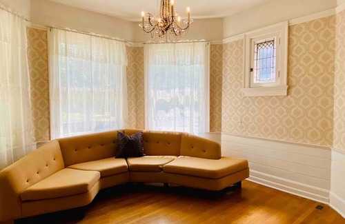 Academy - Sherman Park Casa | 2nd Floor Apartment Historic Mansion. Sleeps up to 6!