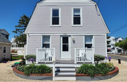 Beach Haven Gardens Casa | 2nd Floor Beach retreat, 2 blocks from beach on bay block, dog friendly