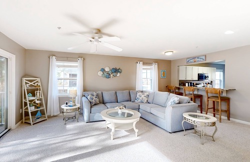 Ocean View Condominio | 2nd-floor condo at Bethany Bay with pool, on-site golf, and sports courts