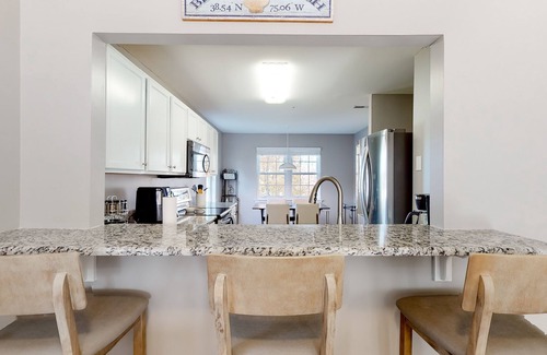 Ocean View Condominio | 2nd-floor condo at Bethany Bay with pool, on-site golf, and sports courts