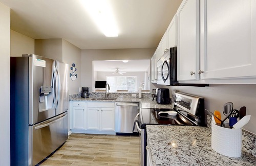 Ocean View Condominio | 2nd-floor condo at Bethany Bay with pool, on-site golf, and sports courts