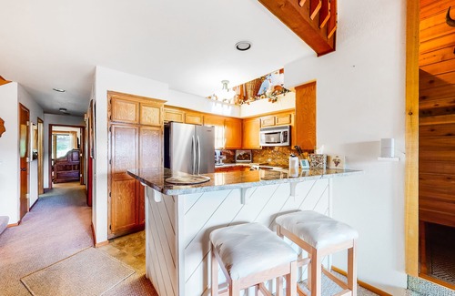 Elkhorn Village Condominio | 2nd-Floor Condo + Loft w/Balcony, Mtn Views, Fireplace, Free WiFi