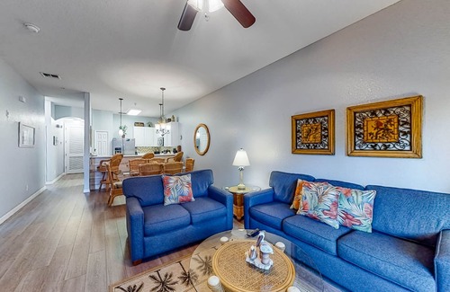 Bahama Bay Condominio | 2nd floor condo w/ basketball court, balcony, restaurant, near theme parks