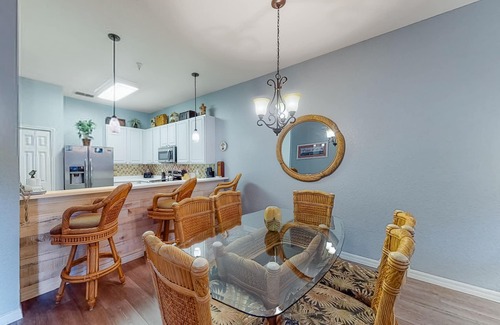 Bahama Bay Condominio | 2nd floor condo w/ basketball court, balcony, restaurant, near theme parks
