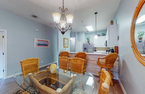 Bahama Bay Condominio | 2nd floor condo w/ basketball court, balcony, restaurant, near theme parks