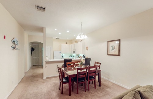Bahama Bay Condominio | 2nd floor condo w/ shared pools, basketball court, near theme parks, sauna, gym
