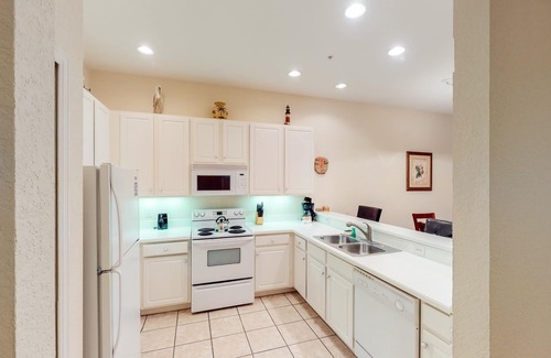 Bahama Bay Condominio | 2nd floor condo w/ shared pools, basketball court, near theme parks, sauna, gym