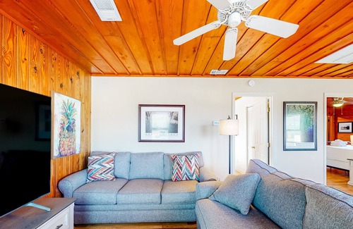 East End Cabaña | 2nd-floor dog-friendly cottage near the beach with deck, WiFi, outdoor dining