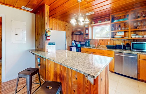 East End Cabaña | 2nd-floor dog-friendly cottage near the beach with deck, WiFi, outdoor dining