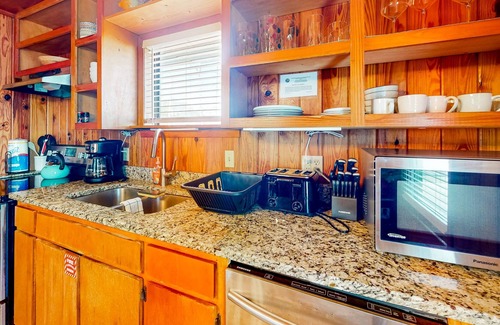 East End Cabaña | 2nd-floor dog-friendly cottage near the beach with deck, WiFi, outdoor dining