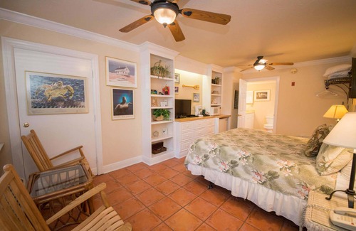 Bradenton Beach Hotel | 2nd floor hotel room. Pet Friendly