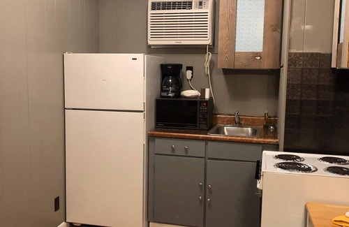Indian Point Apartamento | 2do piso estudio junto a la piscina w / cocina pequeña