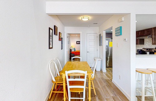 Cinnamon Shore Condominio | 2nd Floor, Shared Pool, Boardwalk to Beach