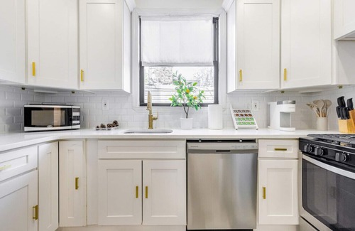 East New York Casa | 2nd Floor Unit · NY Large Private 3BD WshDyr/Parking/5min train