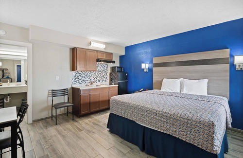Rockport Hotel | 2nd level pool front Kitchen Walk to Beach