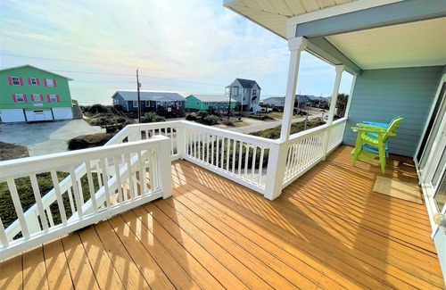 Emerald Isle Casa | 2nd-row crystal-coast-cabana bliss w/splendid ocean views—NO FEE for Fido