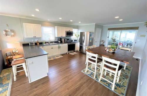 Emerald Isle Casa | 2nd-row crystal-coast-cabana bliss w/splendid ocean views—NO FEE for Fido
