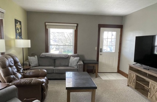 Bedford Casa | 3/1 Clean and Comfortable Home in Historic Bedford