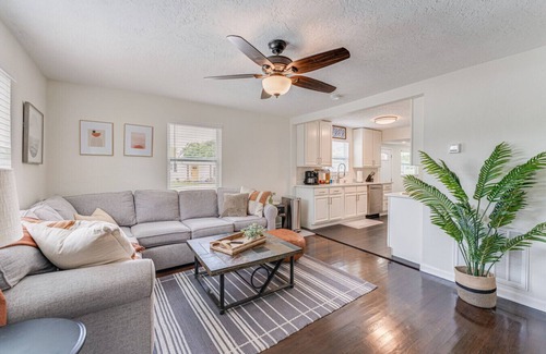 Disston Heights Casa | 3/2 Home Close to Beaches and Heart of the city