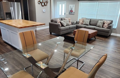 Riviera Beach Casa | 3/2 near the beach, boat docks, and snorkeling big yard and electric car charger