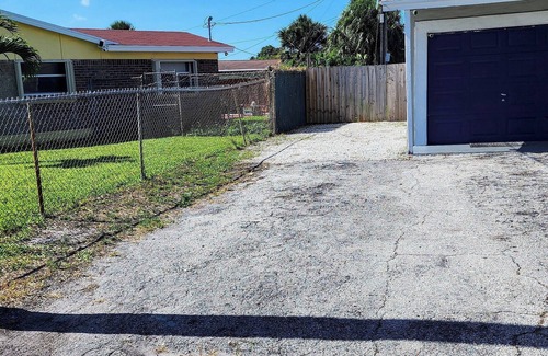 Riviera Beach Casa | 3/2 near the beach, boat docks, and snorkeling big yard and electric car charger