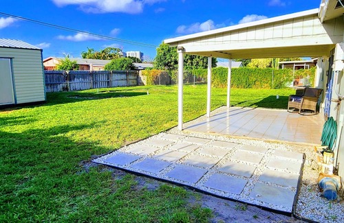 Riviera Beach Casa | 3/2 near the beach, boat docks, and snorkeling big yard and electric car charger
