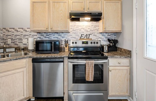 Greensboro Casa | 3-5 Mins from Downtown Cozy Clean & Newly Renovated 2 level Home