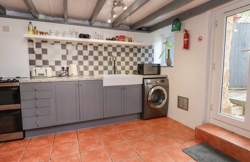 Ffynnongroyw Cabaña | 3 ABERGELE TERRACE, pet friendly, with a garden in Ffynnongroyw