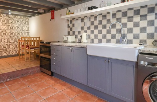 Ffynnongroyw Cabaña | 3 ABERGELE TERRACE, pet friendly, with a garden in Ffynnongroyw